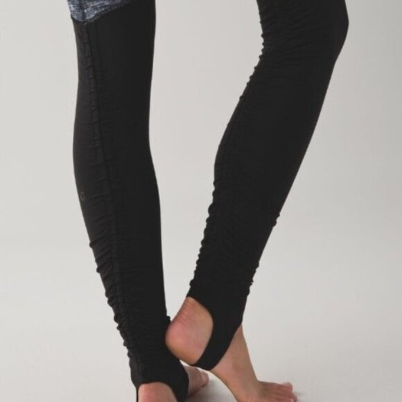 Lululemon EUC wunder under stirrup leggings in dramatic static black white 6 - Picture 3 of 9
